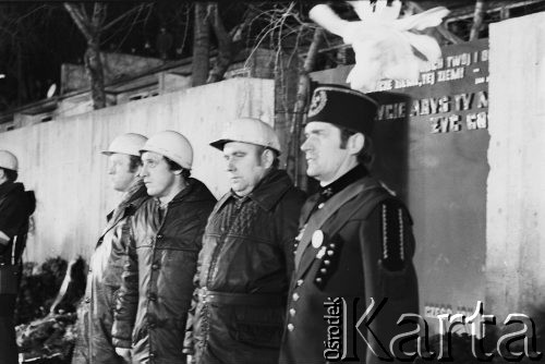 16.12.1980, Gdańsk, Polska..
Uroczyste odsłonięcie Pomnika Poległych Stoczniowców, delegacja górników i stoczniowców.
Fot. NN, zbiory Ośrodka KARTA, udostępnił Krzysztof Frydrych.
