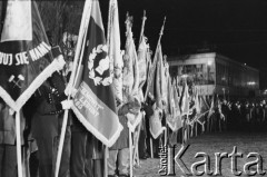 16.12.1980, Gdańsk, Polska..
Uroczyste odsłonięcie Pomnika Poległych Stoczniowców, poczty sztandarowe.
Fot. NN, zbiory Ośrodka KARTA, udostępnił Krzysztof Frydrych.
