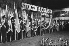 16.12.1980, Gdańsk, Polska..
Uroczyste odsłonięcie Pomnika Poległych Stoczniowców, poczty sztandarowe.
Fot. NN, zbiory Ośrodka KARTA, udostępnił Krzysztof Frydrych.
