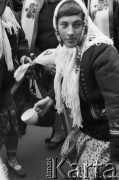 10.01.1981 lub 10.02.1981, Warszawa, Polska..
Demonstracja rolników w związku z rozpartywaniem przez Sąd Najwyższy wniosku o rejestrację „Solidarności” Rolników Indywidualnych. Sąd zakwestionował prawo rolników do zakładania związków zawodowych, uzasadniając odmowę brakiem należytej regulacji prawnej. Ulicami Warszawy przeszło około 20 tysięcy demonstrantów. Na zdjęciu Góralka z filiżanką.
Fot. NN, zbiory Ośrodka KARTA, udostępnił Krzysztof Frydrych.