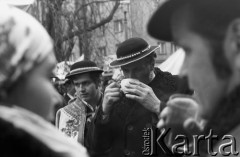 10.01.1981 lub 10.02.1981, Warszawa, Polska..
Demonstracja rolników w związku z rozpartywaniem przez Sąd Najwyższy wniosku o rejestrację „Solidarności” Rolników Indywidualnych. Sąd zakwestionował prawo rolników do zakładania związków zawodowych, uzasadniając odmowę brakiem należytej regulacji prawnej. Ulicami Warszawy przeszło około 20 tysięcy demonstrantów. Na zdjęciu Górale pijący herbatę.
Fot. NN, zbiory Ośrodka KARTA, udostępnił Krzysztof Frydrych.