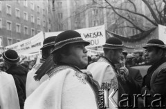 10.01.1981 lub 10.02.1981, Warszawa, Polska..
Demonstracja rolników w związku z rozpartywaniem przez Sąd Najwyższy wniosku o rejestrację „Solidarności” Rolników Indywidualnych. Sąd zakwestionował prawo rolników do zakładania związków zawodowych, uzasadniając odmowę brakiem należytej regulacji prawnej. Ulicami Warszawy przeszło około 20 tysięcy demonstrantów. Na zdjęciu Górale z transparentami.
Fot. NN, zbiory Ośrodka KARTA, udostępnił Krzysztof Frydrych.