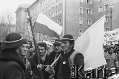 10.01.1981 lub 10.02.1981, Warszawa, Polska..
Demonstracja rolników w związku z rozpartywaniem przez Sąd Najwyższy wniosku o rejestrację „Solidarności” Rolników Indywidualnych. Sąd zakwestionował prawo rolników do zakładania związków zawodowych, uzasadniając odmowę brakiem należytej regulacji prawnej. Ulicami Warszawy przeszło około 20 tysięcy demonstrantów. Na zdjęciu Górale z biało-czerwonymi flagami.
Fot. NN, zbiory Ośrodka KARTA, udostępnił Krzysztof Frydrych.