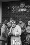 10.01.1981 lub 10.02.1981, Warszawa, Polska..
Demonstracja rolników w związku z rozpartywaniem przez Sąd Najwyższy wniosku o rejestrację „Solidarności” Rolników Indywidualnych. Sąd zakwestionował prawo rolników do zakładania związków zawodowych, uzasadniając odmowę brakiem należytej regulacji prawnej. Ulicami Warszawy przeszło około 20 tysięcy demonstrantów. Na zdjęciu działacze NZS SGGW, m.in. Ryszard Marszałek i Jerzy Boruc przed budynkiem Sądu Najwyższego.
Fot. NN, zbiory Ośrodka KARTA, udostępnił Krzysztof Frydrych.