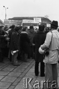 10.01.1981 lub 10.02.1981, Warszawa, Polska..
Demonstracja rolników w związku z rozpartywaniem przez Sąd Najwyższy wniosku o rejestrację „Solidarności” Rolników Indywidualnych. Sąd zakwestionował prawo rolników do zakładania związków zawodowych, uzasadniając odmowę brakiem należytej regulacji prawnej. Ulicami Warszawy przeszło około 20 tysięcy demonstrantów. Na zdjęciu manifestanci z transparentami.
Fot. NN, zbiory Ośrodka KARTA, udostępnił Krzysztof Frydrych.