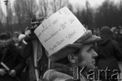 10.01.1981 lub 10.02.1981, Warszawa, Polska..
Demonstracja rolników w związku z rozpartywaniem przez Sąd Najwyższy wniosku o rejestrację „Solidarności” Rolników Indywidualnych. Sąd zakwestionował prawo rolników do zakładania związków zawodowych, uzasadniając odmowę brakiem należytej regulacji prawnej. Ulicami Warszawy przeszło około 20 tysięcy demonstrantów. Na zdjęciu mężczyzna w czapce ozdobinej napisami popierającymi 