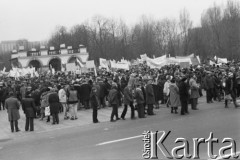 10.01.1981 lub 10.02.1981, Warszawa, Polska..
Demonstracja rolników w związku z rozpartywaniem przez Sąd Najwyższy wniosku o rejestrację „Solidarności” Rolników Indywidualnych. Sąd zakwestionował prawo rolników do zakładania związków zawodowych, uzasadniając odmowę brakiem należytej regulacji prawnej. Ulicami Warszawy przeszło około 20 tysięcy demonstrantów. Na zdjęciu manifestanci z transparentami przed Grobem Nieznanego Żołnierza.
Fot. NN, zbiory Ośrodka KARTA, udostępnił Krzysztof Frydrych.