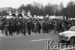 10.01.1981 lub 10.02.1981, Warszawa, Polska..
Demonstracja rolników w związku z rozpartywaniem przez Sąd Najwyższy wniosku o rejestrację „Solidarności” Rolników Indywidualnych. Sąd zakwestionował prawo rolników do zakładania związków zawodowych, uzasadniając odmowę brakiem należytej regulacji prawnej. Ulicami Warszawy przeszło około 20 tysięcy demonstrantów. Na zdjęciu manifestanci z transparentami przed Grobem Nieznanego Żołnierza.
Fot. NN, zbiory Ośrodka KARTA, udostępnił Krzysztof Frydrych.