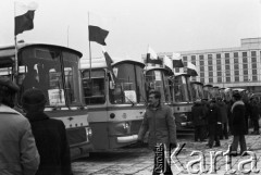 10.01.1981 lub 10.02.1981, Warszawa, Polska..
Demonstracja rolników w związku z rozpartywaniem przez Sąd Najwyższy wniosku o rejestrację „Solidarności” Rolników Indywidualnych. Sąd zakwestionował prawo rolników do zakładania związków zawodowych, uzasadniając odmowę brakiem należytej regulacji prawnej. Ulicami Warszawy przeszło około 20 tysięcy demonstrantów. Plac Zwycięstwa - autobusy ozdobione chorągiewkami, którymi przyjechali manifestanci.
Fot. NN, zbiory Ośrodka KARTA, udostępnił Krzysztof Frydrych.