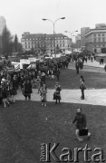 10.01.1981 lub 10.02.1981, Warszawa, Polska..
Demonstracja rolników w związku z rozpartywaniem przez Sąd Najwyższy wniosku o rejestrację „Solidarności” Rolników Indywidualnych. Sąd zakwestionował prawo rolników do zakładania związków zawodowych, uzasadniając odmowę brakiem należytej regulacji prawnej. Ulicami Warszawy przeszło około 20 tysięcy demonstrantów. Na zdjęciu manifestanci z transparentami.
Fot. NN, zbiory Ośrodka KARTA, udostępnił Krzysztof Frydrych.