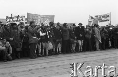 10.01.1981 lub 10.02.1981, Warszawa, Polska..
Demonstracja rolników w związku z rozpartywaniem przez Sąd Najwyższy wniosku o rejestrację „Solidarności” Rolników Indywidualnych. Sąd zakwestionował prawo rolników do zakładania związków zawodowych, uzasadniając odmowę brakiem należytej regulacji prawnej. Ulicami Warszawy przeszło około 20 tysięcy demonstrantów. Na zdjęciu manifestanci z transparentami na Placu Zwycięstwa.
Fot. NN, zbiory Ośrodka KARTA, udostępnił Krzysztof Frydrych.