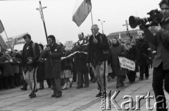 10.01.1981 lub 10.02.1981, Warszawa, Polska..
Demonstracja rolników w związku z rozpartywaniem przez Sąd Najwyższy wniosku o rejestrację „Solidarności” Rolników Indywidualnych. Sąd zakwestionował prawo rolników do zakładania związków zawodowych, uzasadniając odmowę brakiem należytej regulacji prawnej. Ulicami Warszawy przeszło około 20 tysięcy demonstrantów. Na zdjęciu manifestanci z transparentami. Na zdjęciu manifestanci z krzyżem, flagami i transparentami.
Fot. NN, zbiory Ośrodka KARTA, udostępnił Krzysztof Frydrych.