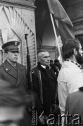 10.01.1981 lub 10.02.1981, Warszawa, Polska..
Demonstracja rolników w związku z rozpartywaniem przez Sąd Najwyższy wniosku o rejestrację „Solidarności” Rolników Indywidualnych. Sąd zakwestionował prawo rolników do zakładania związków zawodowych, uzasadniając odmowę brakiem należytej regulacji prawnej. Ulicami Warszawy przeszło około 20 tysięcy demonstrantów. Warta honorowa przy Grobie Nieznanego Żołnierza - Góral obok żołnierza Ludowego Wojska Polskiego.
Fot. NN, zbiory Ośrodka KARTA, udostępnił Krzysztof Frydrych.