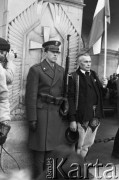 10.01.1981 lub 10.02.1981, Warszawa, Polska..
Demonstracja rolników w związku z rozpartywaniem przez Sąd Najwyższy wniosku o rejestrację „Solidarności” Rolników Indywidualnych. Sąd zakwestionował prawo rolników do zakładania związków zawodowych, uzasadniając odmowę brakiem należytej regulacji prawnej. Ulicami Warszawy przeszło około 20 tysięcy demonstrantów. Warta honorowa przy Grobie Nieznanego Żołnierza - Góral obok żołnierza Ludowego Wojska Polskiego.
Fot. NN, zbiory Ośrodka KARTA, udostępnił Krzysztof Frydrych.