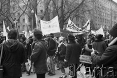 10.01.1981 lub 10.02.1981, Warszawa, Polska..
Demonstracja rolników w związku z rozpartywaniem przez Sąd Najwyższy wniosku o rejestrację „Solidarności” Rolników Indywidualnych. Sąd zakwestionował prawo rolników do zakładania związków zawodowych, uzasadniając odmowę brakiem należytej regulacji prawnej. Ulicami Warszawy przeszło około 20 tysięcy demonstrantów. Na zdjęciu manifestanci z transparentami.
Fot. NN, zbiory Ośrodka KARTA, udostępnił Krzysztof Frydrych.