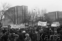 10.01.1981 lub 10.02.1981, Warszawa, Polska..
Demonstracja rolników w związku z rozpartywaniem przez Sąd Najwyższy wniosku o rejestrację „Solidarności” Rolników Indywidualnych. Sąd zakwestionował prawo rolników do zakładania związków zawodowych, uzasadniając odmowę brakiem należytej regulacji prawnej. Ulicami Warszawy przeszło około 20 tysięcy demonstrantów. Na zdjęciu manifestanci z transparentami, w tle osiedle Za Żelazną Bramą.
Fot. NN, zbiory Ośrodka KARTA, udostępnił Krzysztof Frydrych.