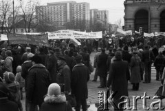 10.01.1981 lub 10.02.1981, Warszawa, Polska..
Demonstracja rolników w związku z rozpartywaniem przez Sąd Najwyższy wniosku o rejestrację „Solidarności” Rolników Indywidualnych. Sąd zakwestionował prawo rolników do zakładania związków zawodowych, uzasadniając odmowę brakiem należytej regulacji prawnej. Ulicami Warszawy przeszło około 20 tysięcy demonstrantów. Na zdjęciu manifestanci z transparentami, w tle osiedle za Żelazną Bramą.
Fot. NN, zbiory Ośrodka KARTA, udostępnił Krzysztof Frydrych.