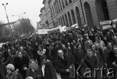 10.01.1981 lub 10.02.1981, Warszawa, Polska..
Demonstracja rolników w związku z rozpartywaniem przez Sąd Najwyższy wniosku o rejestrację „Solidarności” Rolników Indywidualnych. Sąd zakwestionował prawo rolników do zakładania związków zawodowych, uzasadniając odmowę brakiem należytej regulacji prawnej. Ulicami Warszawy przeszło około 20 tysięcy demonstrantów. Na zdjęciu manifestanci z transparentami.
Fot. NN, zbiory Ośrodka KARTA, udostępnił Krzysztof Frydrych.