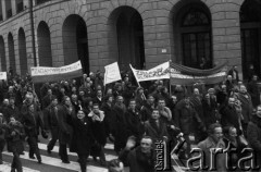 10.01.1981 lub 10.02.1981, Warszawa, Polska..
Demonstracja rolników w związku z rozpartywaniem przez Sąd Najwyższy wniosku o rejestrację „Solidarności” Rolników Indywidualnych. Sąd zakwestionował prawo rolników do zakładania związków zawodowych, uzasadniając odmowę brakiem należytej regulacji prawnej. Ulicami Warszawy przeszło około 20 tysięcy demonstrantów. Na zdjęciu manifestanci z transparentami.
Fot. NN, zbiory Ośrodka KARTA, udostępnił Krzysztof Frydrych.