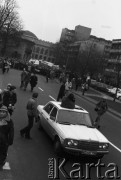 10.01.1981 lub 10.02.1981, Warszawa, Polska..
Demonstracja rolników w związku z rozpartywaniem przez Sąd Najwyższy wniosku o rejestrację „Solidarności” Rolników Indywidualnych. Sąd zakwestionował prawo rolników do zakładania związków zawodowych, uzasadniając odmowę brakiem należytej regulacji prawnej. Ulicami Warszawy przeszło około 20 tysięcy demonstrantów. Na zdjęciu manifestanci z transparentami, na pierwszym planie mężczyzna filmujący demonstrację z jadącego samochodu.
Fot. NN, zbiory Ośrodka KARTA, udostępnił Krzysztof Frydrych.