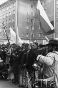 10.01.1981 lub 10.02.1981, Warszawa, Polska..
Demonstracja rolników w związku z rozpartywaniem przez Sąd Najwyższy wniosku o rejestrację „Solidarności” Rolników Indywidualnych. Sąd zakwestionował prawo rolników do zakładania związków zawodowych, uzasadniając odmowę brakiem należytej regulacji prawnej. Ulicami Warszawy przeszło około 20 tysięcy demonstrantów. Na zdjęciu Górale z biało-czerwonymi flagami.
Fot. NN, zbiory Ośrodka KARTA, udostępnił Krzysztof Frydrych.
