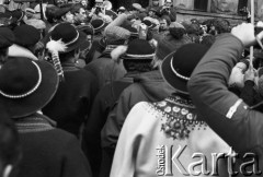 10.01.1981 lub 10.02.1981, Warszawa, Polska..
Demonstracja rolników w związku z rozpartywaniem przez Sąd Najwyższy wniosku o rejestrację „Solidarności” Rolników Indywidualnych. Sąd zakwestionował prawo rolników do zakładania związków zawodowych, uzasadniając odmowę brakiem należytej regulacji prawnej. Ulicami Warszawy przeszło około 20 tysięcy demonstrantów. Na zdjęciu Górale przed Sądem Najwyższym.
Fot. NN, zbiory Ośrodka KARTA, udostępnił Krzysztof Frydrych.