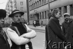 10.01.1981 lub 10.02.1981, Warszawa, Polska..
Demonstracja rolników w związku z rozpartywaniem przez Sąd Najwyższy wniosku o rejestrację „Solidarności” Rolników Indywidualnych. Sąd zakwestionował prawo rolników do zakładania związków zawodowych, uzasadniając odmowę brakiem należytej regulacji prawnej. Ulicami Warszawy przeszło około 20 tysięcy demonstrantów. Na zdjęciu Górale przed Sądem Najwyższym.
Fot. NN, zbiory Ośrodka KARTA, udostępnił Krzysztof Frydrych.