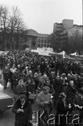 10.01.1981 lub 10.02.1981, Warszawa, Polska..
Demonstracja rolników w związku z rozpartywaniem przez Sąd Najwyższy wniosku o rejestrację „Solidarności” Rolników Indywidualnych. Sąd zakwestionował prawo rolników do zakładania związków zawodowych, uzasadniając odmowę brakiem należytej regulacji prawnej. Ulicami Warszawy przeszło około 20 tysięcy demonstrantów. Na zdjęciu manifestanci z transparentami.
Fot. NN, zbiory Ośrodka KARTA, udostępnił Krzysztof Frydrych.