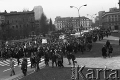 10.01.1981 lub 10.02.1981, Warszawa, Polska..
Demonstracja rolników w związku z rozpartywaniem przez Sąd Najwyższy wniosku o rejestrację „Solidarności” Rolników Indywidualnych. Sąd zakwestionował prawo rolników do zakładania związków zawodowych, uzasadniając odmowę brakiem należytej regulacji prawnej. Ulicami Warszawy przeszło około 20 tysięcy demonstrantów. Na zdjęciu manifestanci z transparentami.
Fot. NN, zbiory Ośrodka KARTA, udostępnił Krzysztof Frydrych.