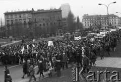 10.01.1981 lub 10.02.1981, Warszawa, Polska..
Demonstracja rolników w związku z rozpartywaniem przez Sąd Najwyższy wniosku o rejestrację „Solidarności” Rolników Indywidualnych. Sąd zakwestionował prawo rolników do zakładania związków zawodowych, uzasadniając odmowę brakiem należytej regulacji prawnej. Ulicami Warszawy przeszło około 20 tysięcy demonstrantów. Na zdjęciu manifestanci z transparentami.
Fot. NN, zbiory Ośrodka KARTA, udostępnił Krzysztof Frydrych.