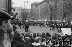 10.01.1981 lub 10.02.1981, Warszawa, Polska..
Demonstracja rolników w związku z rozpartywaniem przez Sąd Najwyższy wniosku o rejestrację „Solidarności” Rolników Indywidualnych. Sąd zakwestionował prawo rolników do zakładania związków zawodowych, uzasadniając odmowę brakiem należytej regulacji prawnej. Ulicami Warszawy przeszło około 20 tysięcy demonstrantów. Na zdjęciu manifestanci z transparentami.
Fot. NN, zbiory Ośrodka KARTA, udostępnił Krzysztof Frydrych.