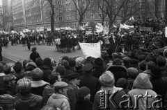 10.01.1981 lub 10.02.1981, Warszawa, Polska..
Demonstracja rolników w związku z rozpartywaniem przez Sąd Najwyższy wniosku o rejestrację „Solidarności” Rolników Indywidualnych. Sąd zakwestionował prawo rolników do zakładania związków zawodowych, uzasadniając odmowę brakiem należytej regulacji prawnej. Ulicami Warszawy przeszło około 20 tysięcy demonstrantów. Na zdjęciu manifestanci z transparentami.
Fot. NN, zbiory Ośrodka KARTA, udostępnił Krzysztof Frydrych.