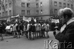 10.01.1981 lub 10.02.1981, Warszawa, Polska..
Demonstracja rolników w związku z rozpartywaniem przez Sąd Najwyższy wniosku o rejestrację „Solidarności” Rolników Indywidualnych. Sąd zakwestionował prawo rolników do zakładania związków zawodowych, uzasadniając odmowę brakiem należytej regulacji prawnej. Ulicami Warszawy przeszło około 20 tysięcy demonstrantów. Na zdjęciu Górale z transparentami.
Fot. NN, zbiory Ośrodka KARTA, udostępnił Krzysztof Frydrych.