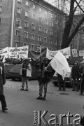 10.01.1981 lub 10.02.1981, Warszawa, Polska..
Demonstracja rolników w związku z rozpartywaniem przez Sąd Najwyższy wniosku o rejestrację „Solidarności” Rolników Indywidualnych. Sąd zakwestionował prawo rolników do zakładania związków zawodowych, uzasadniając odmowę brakiem należytej regulacji prawnej. Ulicami Warszawy przeszło około 20 tysięcy demonstrantów. Na zdjęciu Góral z krzyżem i biało-czerwoną flagą.
Fot. NN, zbiory Ośrodka KARTA, udostępnił Krzysztof Frydrych.