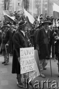 10.01.1981 lub 10.02.1981, Warszawa, Polska..
Demonstracja rolników w związku z rozpartywaniem przez Sąd Najwyższy wniosku o rejestrację „Solidarności” Rolników Indywidualnych. Sąd zakwestionował prawo rolników do zakładania związków zawodowych, uzasadniając odmowę brakiem należytej regulacji prawnej. Ulicami Warszawy przeszło około 20 tysięcy demonstrantów. Na zdjęciu Górale z transparentami i biało-czerwonymi flagami.
Fot. NN, zbiory Ośrodka KARTA, udostępnił Krzysztof Frydrych.