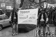 10.01.1981 lub 10.02.1981, Warszawa, Polska..
Demonstracja rolników w związku z rozpartywaniem przez Sąd Najwyższy wniosku o rejestrację „Solidarności” Rolników Indywidualnych. Sąd zakwestionował prawo rolników do zakładania związków zawodowych, uzasadniając odmowę brakiem należytej regulacji prawnej. Ulicami Warszawy przeszło około 20 tysięcy demonstrantów. Na zdjęciu Górale z transparentami.
Fot. NN, zbiory Ośrodka KARTA, udostępnił Krzysztof Frydrych.