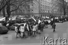 10.01.1981 lub 10.02.1981, Warszawa, Polska..
Demonstracja rolników w związku z rozpartywaniem przez Sąd Najwyższy wniosku o rejestrację „Solidarności” Rolników Indywidualnych. Sąd zakwestionował prawo rolników do zakładania związków zawodowych, uzasadniając odmowę brakiem należytej regulacji prawnej. Ulicami Warszawy przeszło około 20 tysięcy demonstrantów. Na zdjęciu manifestanci z transparentami, na pierwszym planie grupa Górali.
Fot. NN, zbiory Ośrodka KARTA, udostępnił Krzysztof Frydrych.