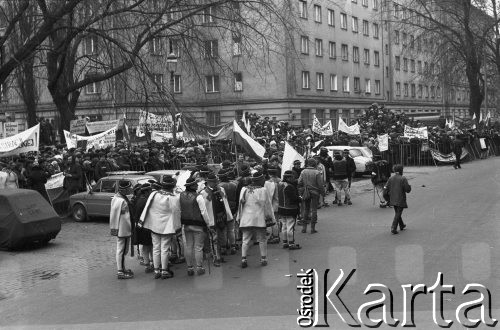 10.01.1981 lub 10.02.1981, Warszawa, Polska..
Demonstracja rolników w związku z rozpartywaniem przez Sąd Najwyższy wniosku o rejestrację „Solidarności” Rolników Indywidualnych. Sąd zakwestionował prawo rolników do zakładania związków zawodowych, uzasadniając odmowę brakiem należytej regulacji prawnej. Ulicami Warszawy przeszło około 20 tysięcy demonstrantów. Na zdjęciu manifestanci z transparentami, na pierwszym planie grupa Górali.
Fot. NN, zbiory Ośrodka KARTA, udostępnił Krzysztof Frydrych.