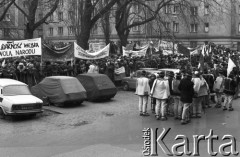 10.01.1981 lub 10.02.1981, Warszawa, Polska..
Demonstracja rolników w związku z rozpartywaniem przez Sąd Najwyższy wniosku o rejestrację „Solidarności” Rolników Indywidualnych. Sąd zakwestionował prawo rolników do zakładania związków zawodowych, uzasadniając odmowę brakiem należytej regulacji prawnej. Ulicami Warszawy przeszło około 20 tysięcy demonstrantów. Na zdjęciu manifestanci z transparentami, z prawej grupa Górali.
Fot. NN, zbiory Ośrodka KARTA, udostępnił Krzysztof Frydrych.