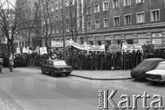 10.01.1981 lub 10.02.1981, Warszawa, Polska..
Demonstracja rolników w związku z rozpartywaniem przez Sąd Najwyższy wniosku o rejestrację „Solidarności” Rolników Indywidualnych. Sąd zakwestionował prawo rolników do zakładania związków zawodowych, uzasadniając odmowę brakiem należytej regulacji prawnej. Ulicami Warszawy przeszło około 20 tysięcy demonstrantów. Na zdjęciu manifestanci z transparentami.
Fot. NN, zbiory Ośrodka KARTA, udostępnił Krzysztof Frydrych.