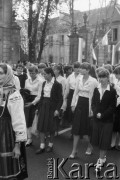 24.09.1981, Warszawa, Polska..
Ingres Prymasa Józefa Glempa, uczennice liceum idące ulicą Miodową.
Fot. NN, zbiory Ośrodka KARTA, udostępnił Krzysztof Frydrych.