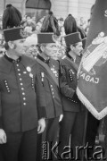 24.09.1981, Warszawa, Polska..
Ingres Prymasa Józefa Glempa. Delegacja górników w strojach galowych i ze sztandarem.
Fot. NN, zbiory Ośrodka KARTA, udostępnił Krzysztof Frydrych.