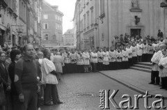24.09.1981, Warszawa, Polska..
Ingres Prymasa Józefa Glempa, wierni i duchowieństwo zgromadzeni przed katedrą św. Jana.
Fot. NN, zbiory Ośrodka KARTA, udostępnił Krzysztof Frydrych.