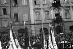 24.09.1981, Warszawa, Polska..
Ingres Prymasa Józefa Glempa. Tłum wiernych, na pierwszym planie sztandary.
Fot. NN, zbiory Ośrodka KARTA, udostępnił Krzysztof Frydrych.