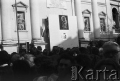 24.09.1981, Warszawa, Polska..
Ingres Prymasa Józefa Glempa, tłum wiernych przed kościołem św. Anny.
Fot. NN, zbiory Ośrodka KARTA, udostępnił Krzysztof Frydrych.