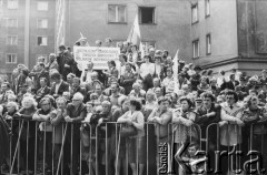 24.09.1981, Warszawa, Polska..
Ingres Prymasa Józefa Glempa. Ludzie zgromadzeni przed Katedrą św. Jana w Warszawie wznoszą transparent dotyczący Solidarności Rolników Indywidualnych.
Fot. NN, zbiory Ośrodka KARTA, udostępnił Krzysztof Frydrych.