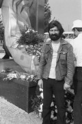 1981, Gdynia, Polska..
Działacz Solidarności Regionu Mazowsze pod Pomnikiem Ofiar Grudnia 1970 r.
Fot. NN, zbiory Ośrodka KARTA, udostępnił Krzysztof Frydrych.