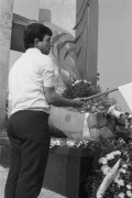 1981, Gdynia, Polska..
Mężczyzna z flagą pod Pomnikiem Ofiar Grudnia 1970 r.
Fot. NN, zbiory Ośrodka KARTA, udostępnił Krzysztof Frydrych.