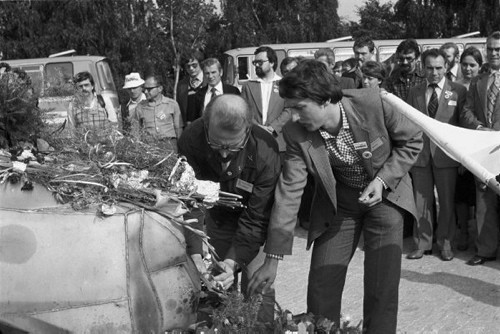 1981, Gdynia, Polska..
Delegacja działaczy Solidarności Regionu Mazowsze składa wieniec pod Pomnikiem Ofiar Grudnia 1970. Na zdjęciu m.in. Seweryn Jaworski i Zbigniew Janas.
Fot. NN, zbiory Ośrodka KARTA, udostępnił Krzysztof Frydrych.