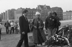 1981, Gdańsk, Polska..
Delegacja działaczy Solidarności Regionu Mazowsze składa wieniec pod Pomnikiem Poległych Stoczniowców. Na zdjęciu m.in. Seweryn Jaworski, Halina Mikołajska, Zbigniew Bujak.
Fot. NN, zbiory Ośrodka KARTA, udostępnił Krzysztof Frydrych.
